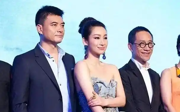 2015年,秦海璐产后补办婚礼,丈夫王新军承诺