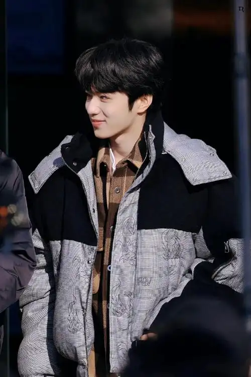 粉丝给刘耀文加油##刘耀文黑灰拼接羽绒服上班路透