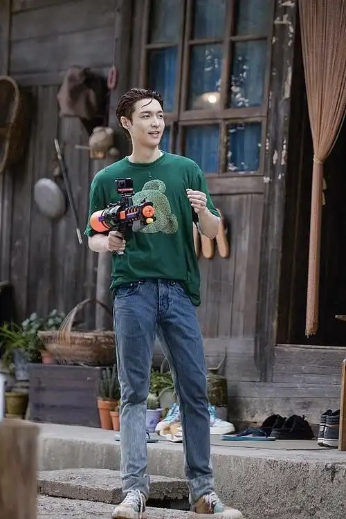 令人向往的张艺兴湿发造型好撩人身穿t恤都魅力难挡