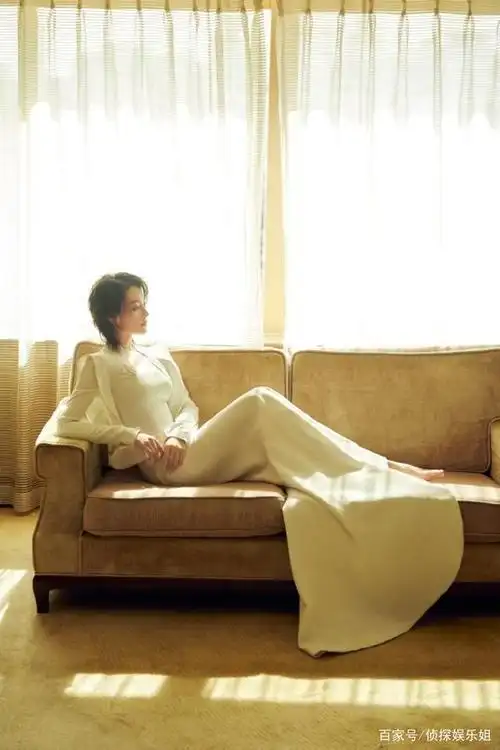 美到窒息!张馨予穿修身白裙大秀火辣身材,完美腰臀比养眼又迷人