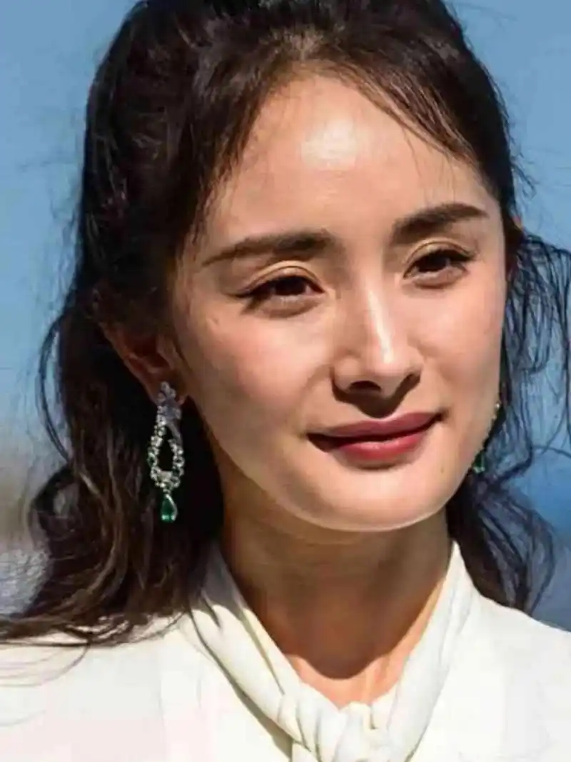 看样子还是滤镜下的杨幂更好看些,离开了美颜滤镜的大明星也会大变脸?