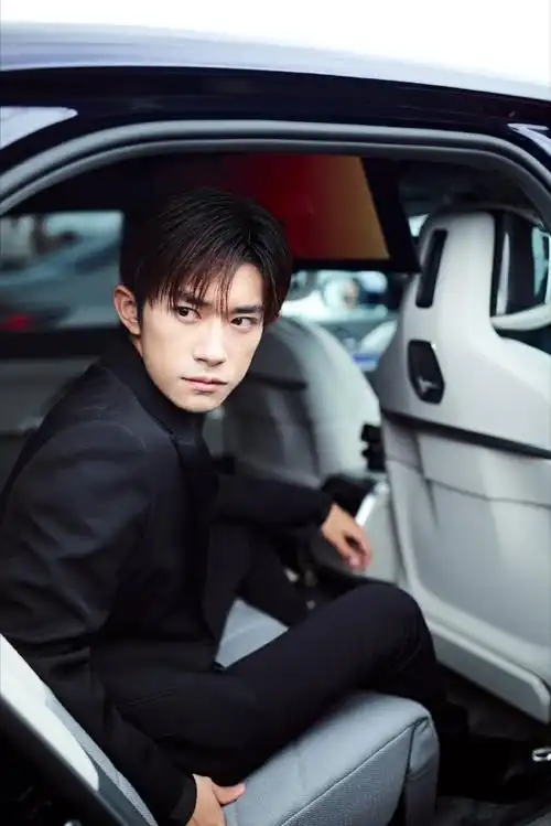 易烊千玺法国活动造型图#易烊千玺霸总气场#黑色西装造型的千玺,车内