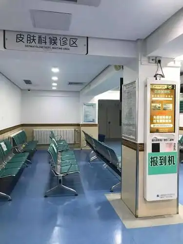 改造后,门诊分为普通诊区,专家诊区,治疗区和美容区,每间诊室独立分开