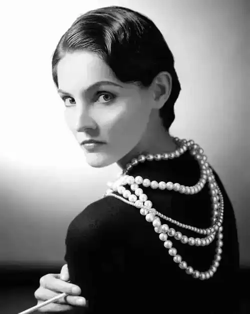 王室后得到的"如果女人只能拥有一件珠宝,那一定是珍珠"英国王妃戴安