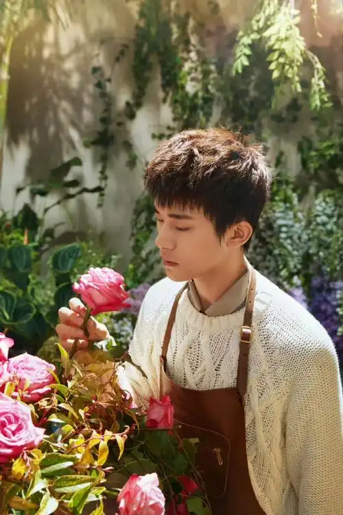 易烊千玺毛衣造型#你的限定秋冬男友易烊千玺上线穿毛衣温暖治愈