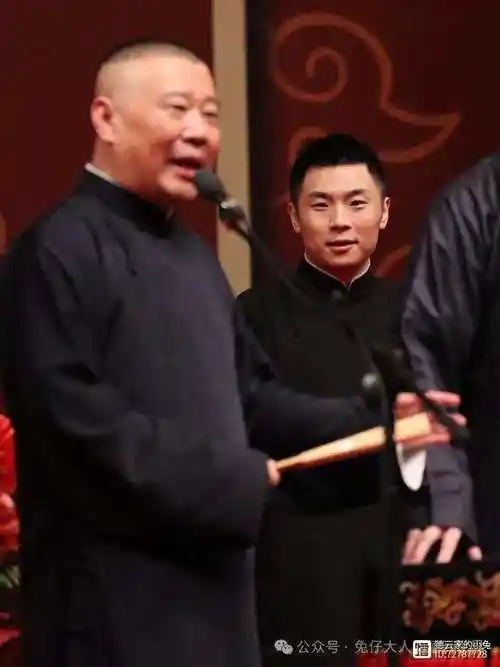 德云社宜昌专场结束,台下观众打架,被张九南巧妙化解,返场签名被观众