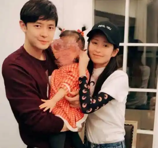 原创颖儿庆祝结婚两周年与付辛博贴脸自拍撒狗粮海岛婚纱照太浪漫