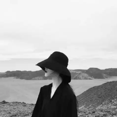 黑白女生头像高冷,等得辛苦,却不辜负