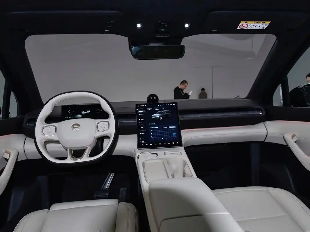 全新蔚来es6上海首发,内饰配置升级,搭载双电机,30分钟充满电