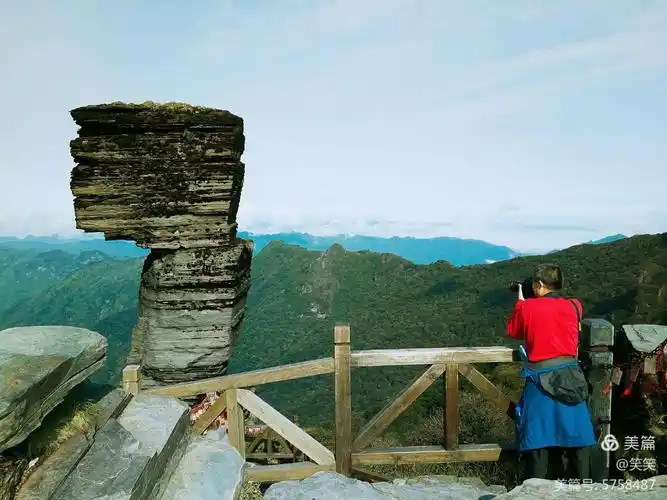 贵州梵净山海拔2495米,属武陵山脉最高峰,山上悬崖古刹,原始洪荒,百年