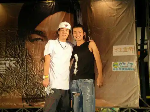 谢霆锋突现陈小春签唱会现场打破不合传闻图