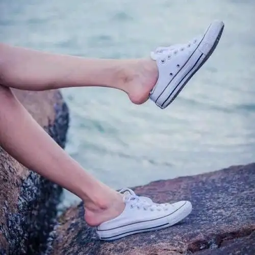 光脚穿帆布鞋吧