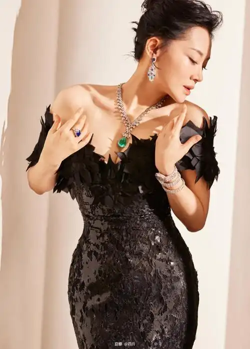 许晴52岁状态引热议紧身裙身材惊艳半生单身未育气质优雅妩媚