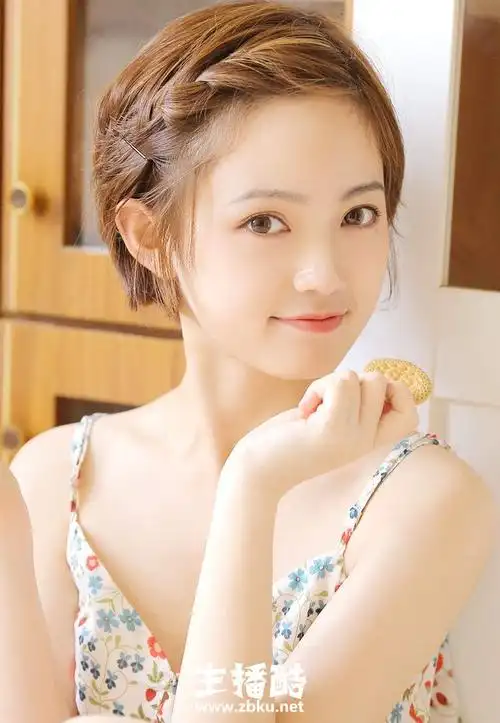 肉嘟嘟包子脸美眉精致编发吊带碎花裙露细白脖颈图片