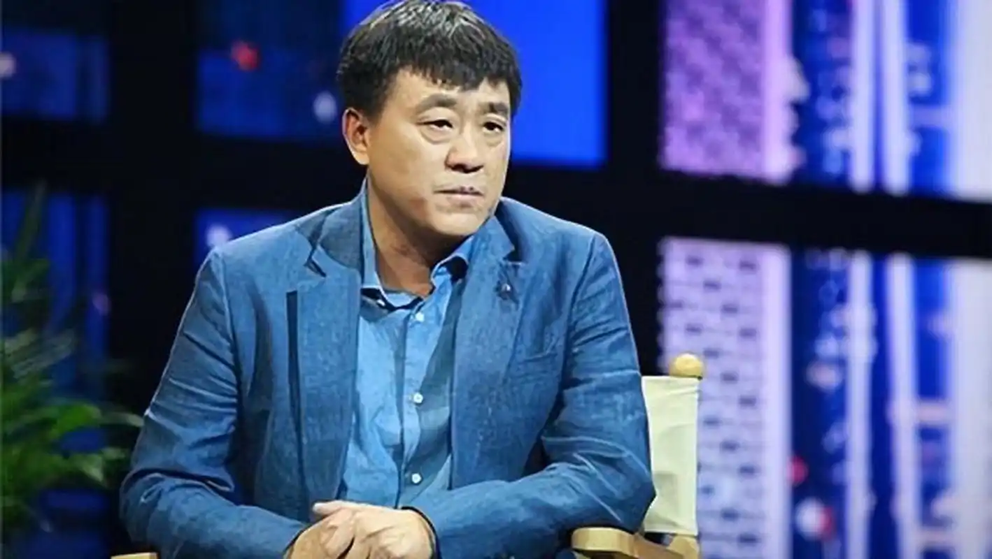 演员何冰凭借自己的努力成为家喻户晓的实力派男演员,妻子在背后支持