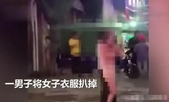 女子坐摩的少付4元钱,司机当街将女子衣服扒掉,网友:太过分