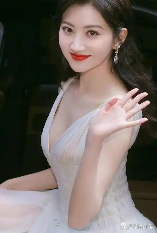 景甜晒35岁生日庆生照,戴可爱发卡对蜡烛许愿温柔甜美