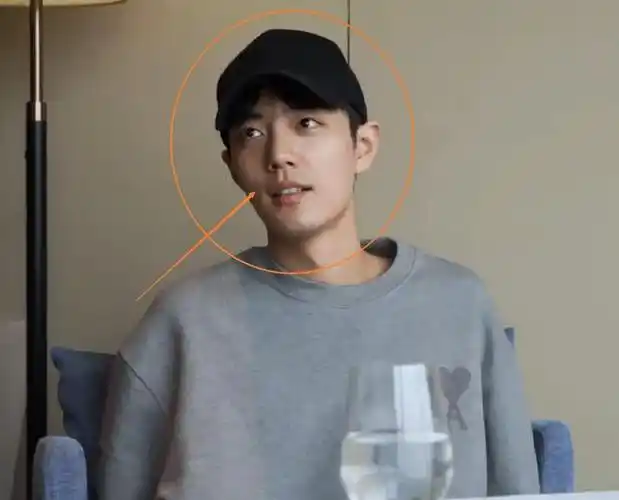 肖战不顾热量大口品尝美食脸蛋却成功抢镜素颜下颜值令人看呆