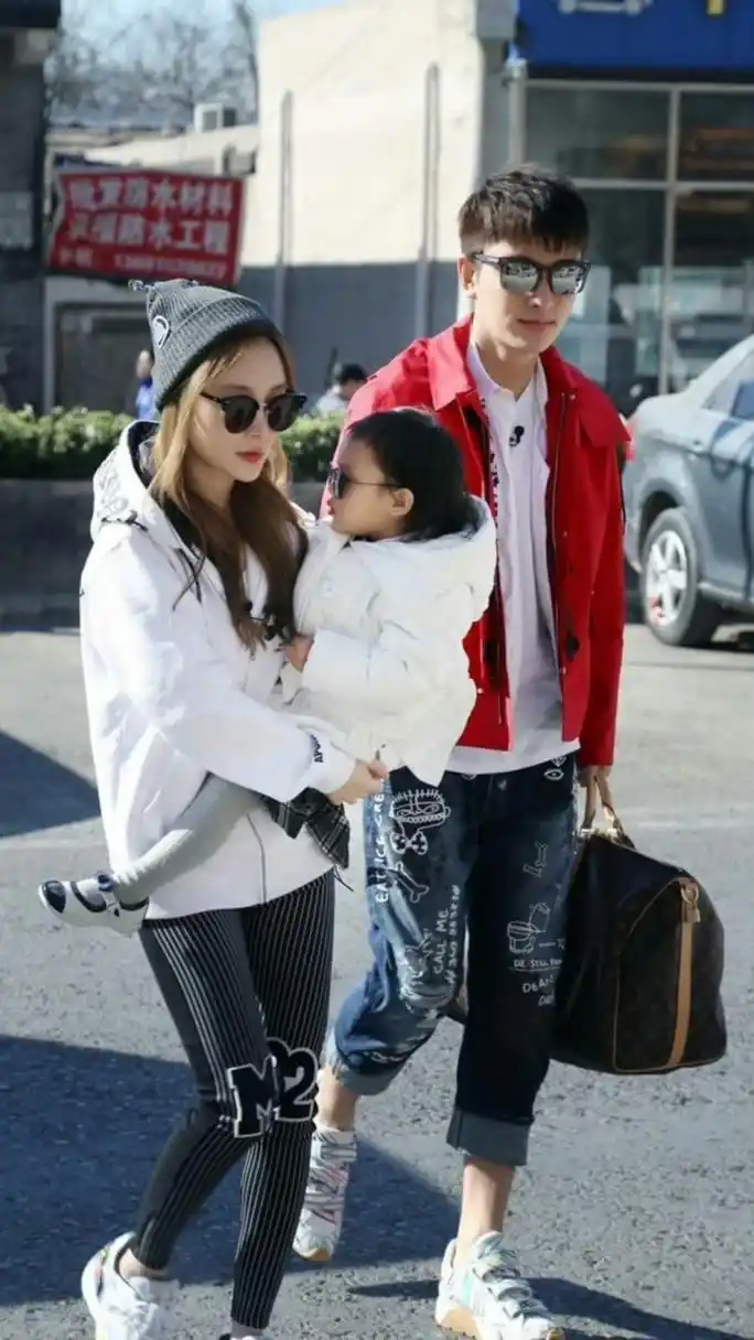 甜馨10岁身高#  小甜馨转眼长成了大姑娘,十岁身高已经快追上贾乃亮