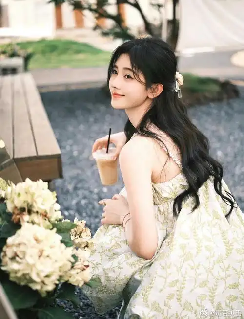 夏日随拍#鞠婧祎工作室晒出小鞠在天台的美照~身穿白色蝴蝶结公主裙