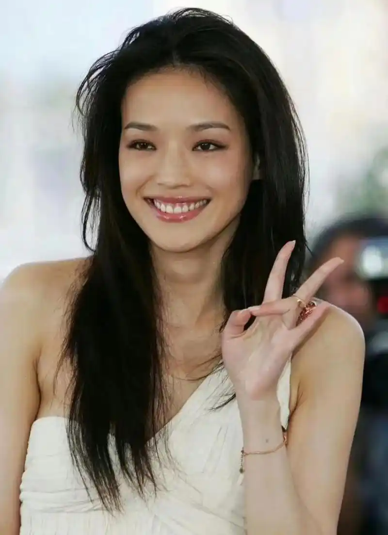 舒淇自信松弛的美丽,真不敢相信50岁的人素颜还能这么好看,满满的少女