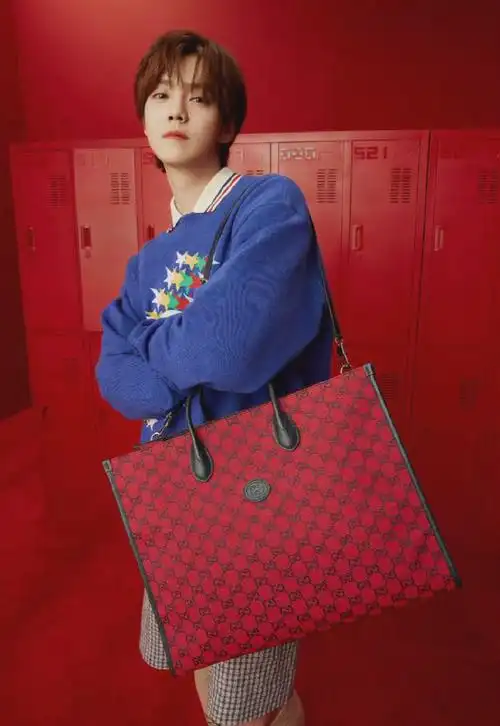 鹿晗#gucci 520特别系列大片,红蓝撞色搭配,复古浪漫色彩.