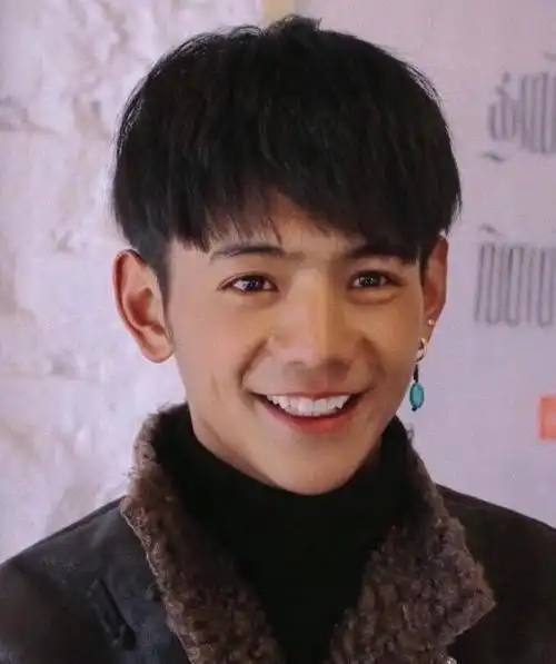 四川甘孜宝藏帅野甜男孩的丁真的"小虎牙"也是很出圈,很有记忆点!