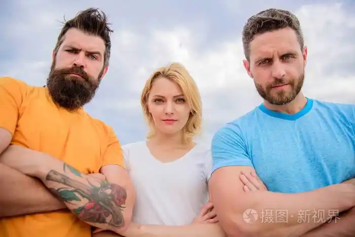 三人自信地站在折叠的胳膊三人行看着你凝聚力团队的行为建立ohesive