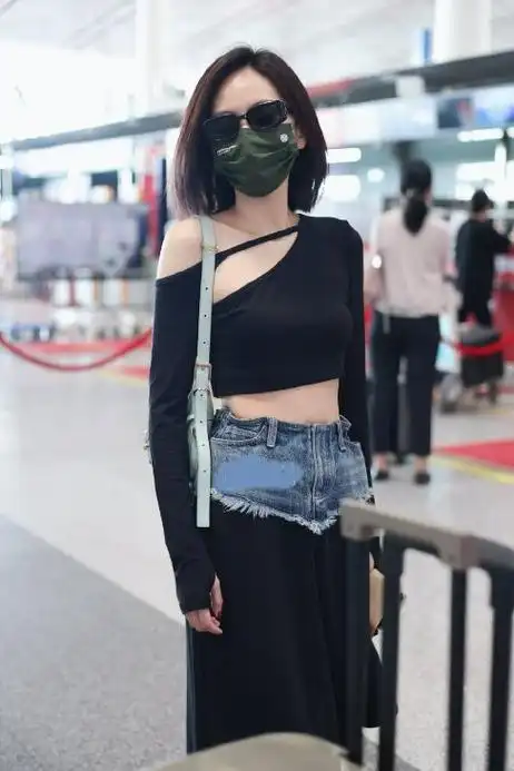 刘惜君北京机场现身时尚搭配凸显美丽身姿气质高雅引人注目