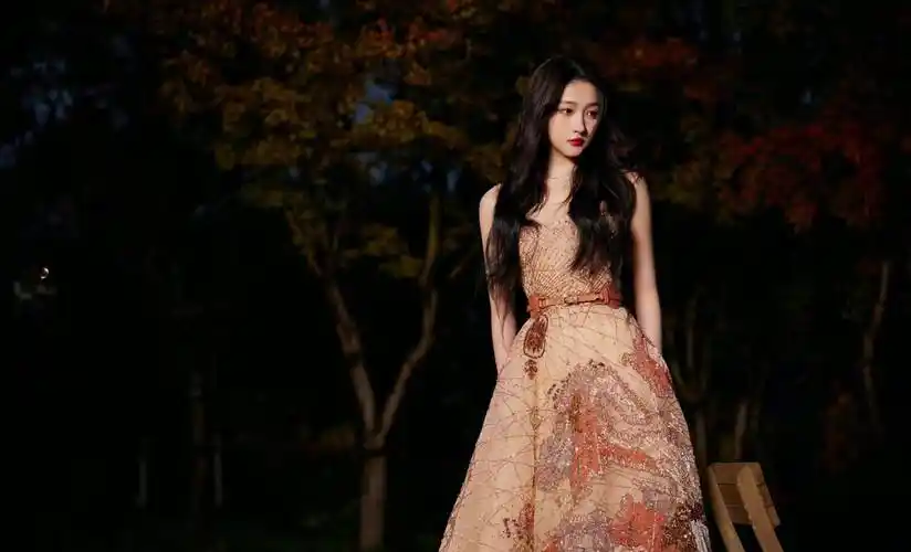 关晓彤身穿粉色刺绣纱裙亮相微博视界大会红毯,美得仙气十足