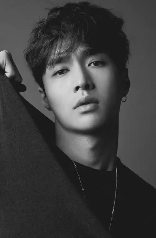 > 张艺兴帅气撩人写真大片(7/9)