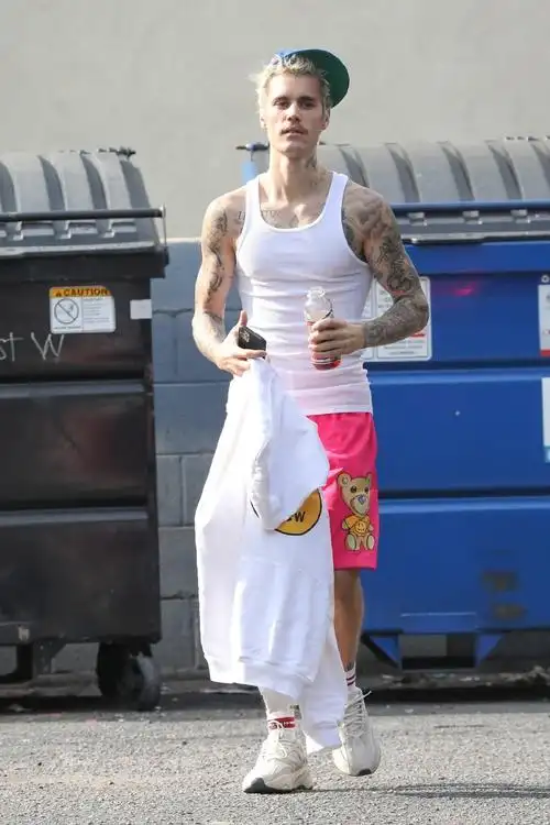 只不过虽然比伯今年才26岁,但2017年~2020年这三年中先后经历了抑郁