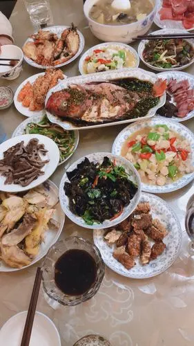 过年啦,外婆和妈妈准备了一桌子菜