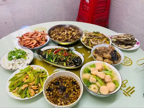 02.15外婆忙里忙外的给我们做了一桌香喷喷的饭菜.