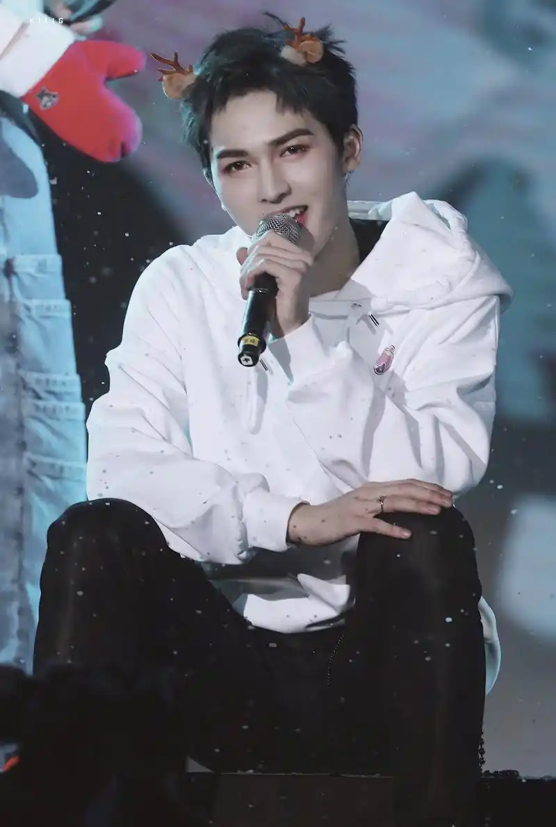 天啊我不允许还有人没看过朱正廷的绝美寸头照!这颜值也太能打了吧