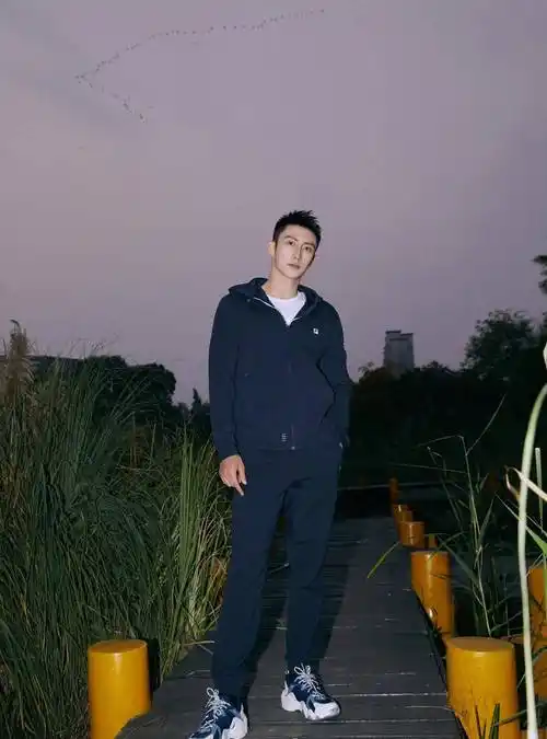 黄景瑜新剧出演消防员,硬汉气质荷尔蒙爆棚_黑色_军人_运动鞋