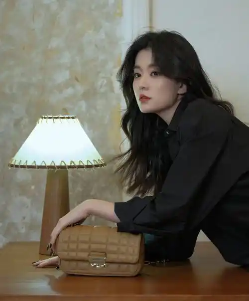 乔欣着镂空长裙大秀美腿 卷发红唇慵懒迷人_时尚_造型_照片