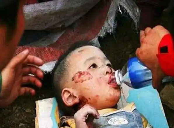 汶川地震被救的敬礼娃娃获关注12年过去现状如何