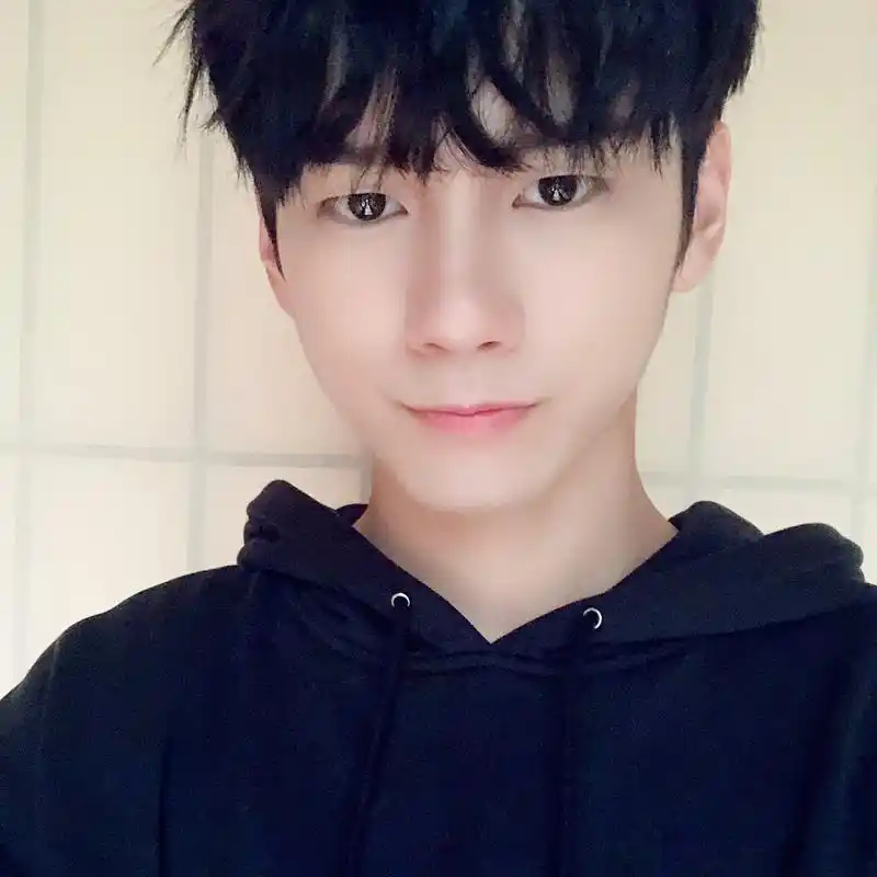 邕圣祐更新官咖头像 大家还满意雕刻美男的新照片吗?