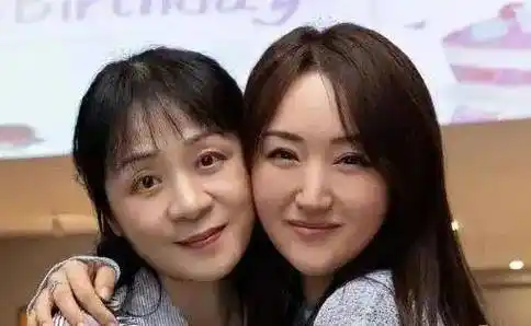 1990年,杨钰莹翻唱了歌星韩宝仪的专辑,这让她崭露头角,在南方名气稍