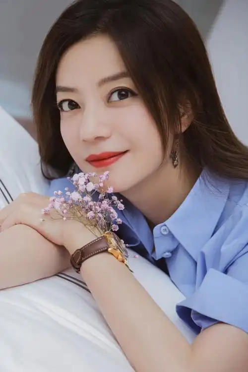 赵薇穿蓝色衬衣干练优雅皮肤紧致状态年轻