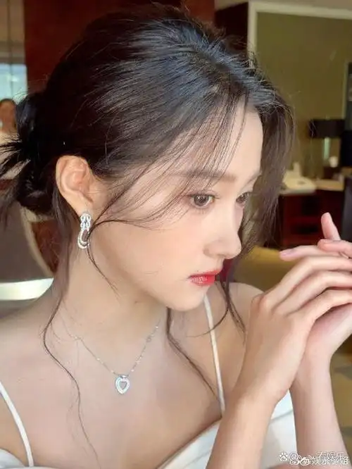 关晓彤生图身材比例,昔日的"校园女主",今日的"冰透草莓妆"