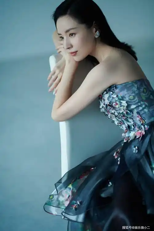 董洁穿抹胸裙优雅迷人 优越肩颈线太抢眼