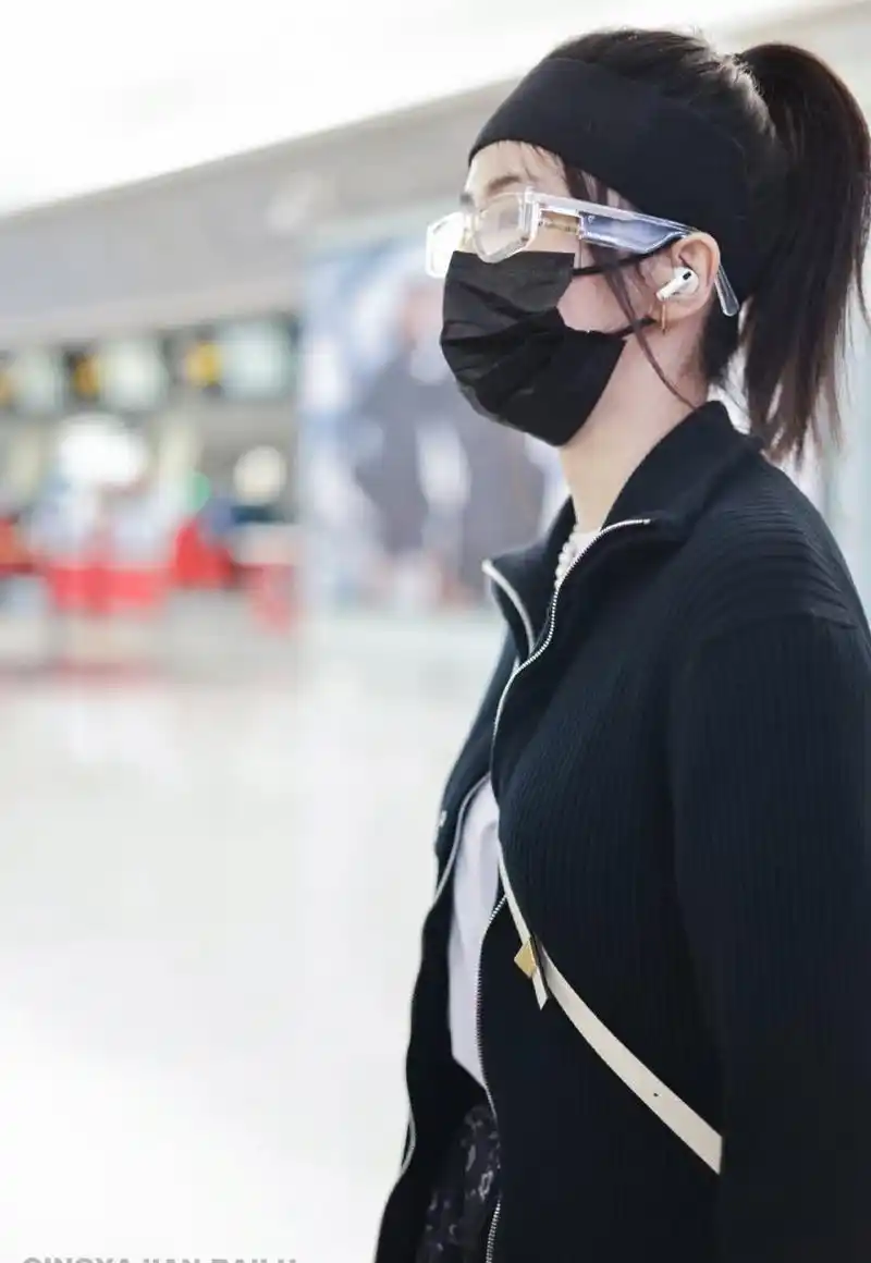 白鹿机场外观今日更新. 螺纹拉链针织毛衣搭配印有logo设计的休闲裤.