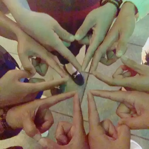 很有意义的图片,我们五双手在比心,代表着我们手拉手,心连心