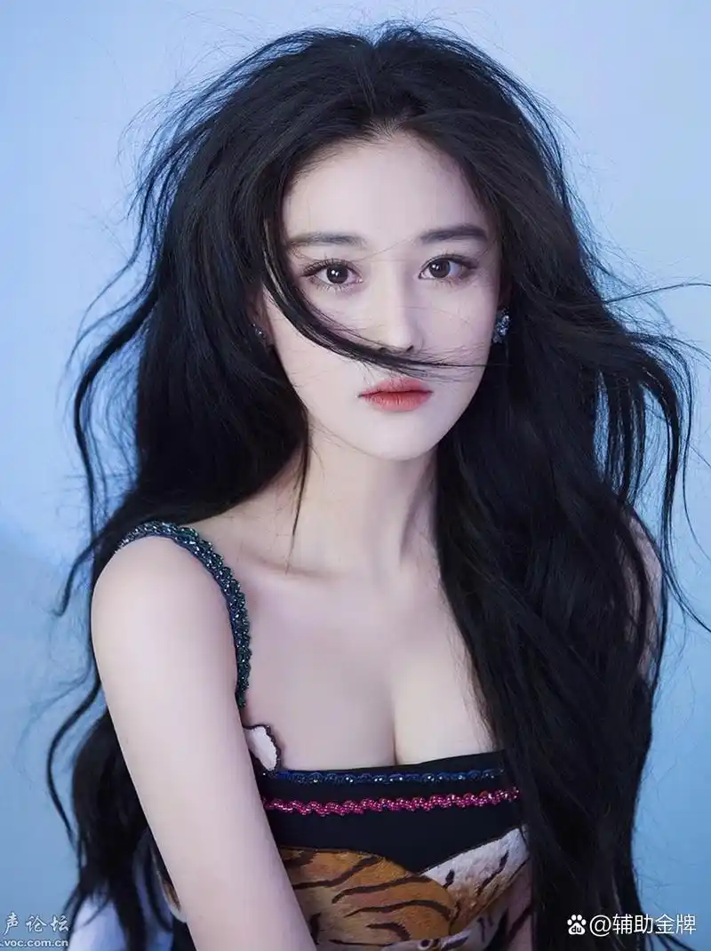 张予曦高清图片 "94张馨予,黑色的长发自然垂落,身穿白色长裙,仿佛