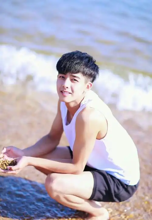 宋威龙,海边嬉戏!