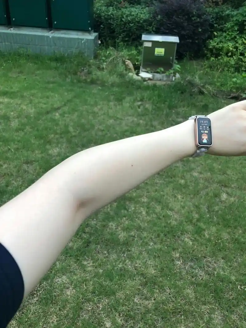 天生皮肤不白的人,容易被晒黑,但不易被伤红和晒伤.