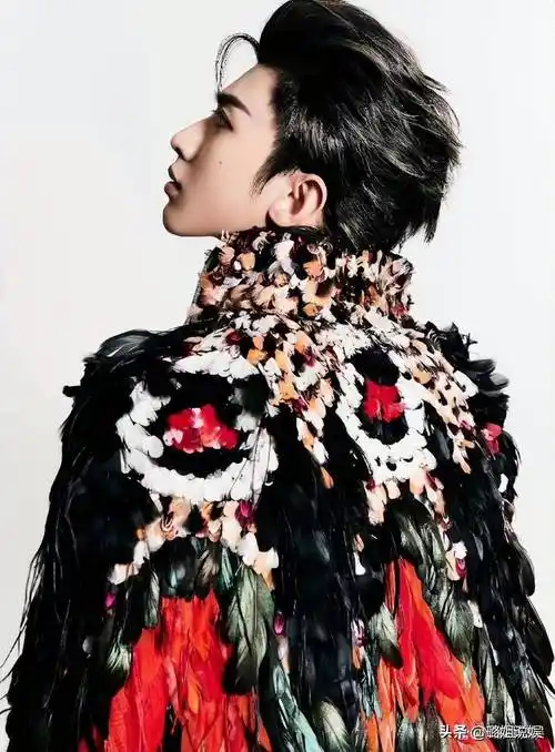 蔡徐坤最新写真!白衬衫后背点燃时尚潮流!_照片_作品_态度