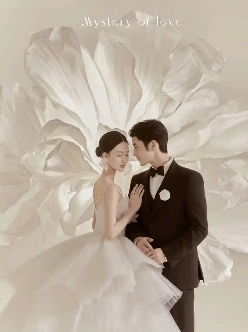 高级感爆棚的室内主纱婚纱照78山茶花背景.